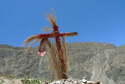 Такие кресты устанавливают у подхода к населенным пунктам в Андах