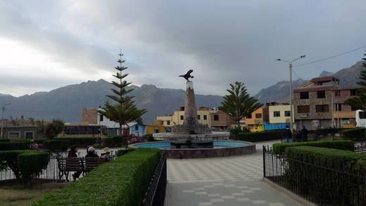 Главная площадь городка Кабанаконде. В центре - памятник Андскому кондору