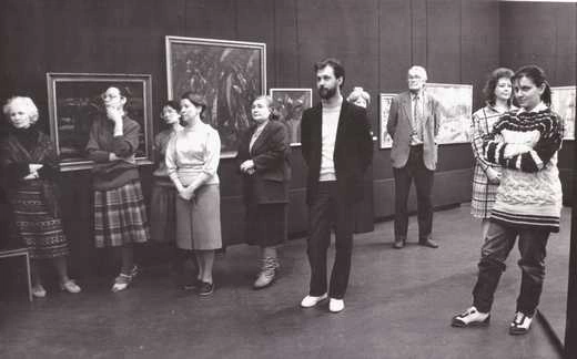 Сотрудники Новосибирской картинной галереи на выставке новых поступлений 1988 года. Пятая слева - Н.Г. Велижанина. Фото из архива НГХМ