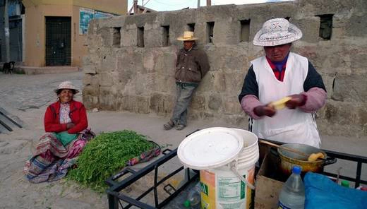 Женщина за приготовлением пикаронес. Главная площадь Кабанаконде