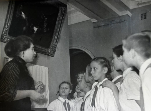 Первые посетители картинной галереи. 1960