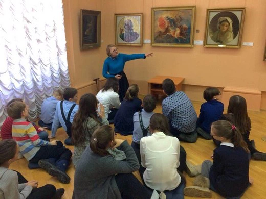 Ю.И. Ужакина знакомит учеников гимназии №10 с картинами «великого Карла»