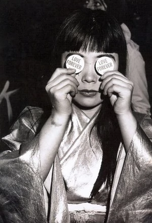 Любовь навсегда. Перформанс на выставке «Kusama’s Peep Show». 1966