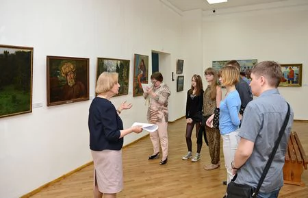 Экскурсия в зале искусства Сибири 1900 - 1920-х годов в Новосибирском государственном художественном музее
